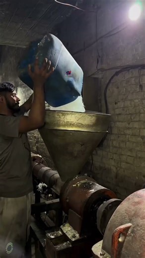 Так делают трубки вручную! | Handmade Plastic Pipes in India