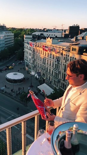 Sabrage fails! 🥂🍾 #sabrage #champagne #champagnelover #sabragefail #fail #failoftheday #failtok #failtiktok #wine #funny #funn #champagnebernhard
