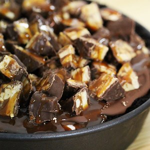 Essa torta gelada snickers é irresistivelmente deliciosa! Receita completa 👉 https://www.tastemade.com.br/videos/torta-gelada-de-snickers Salve essa receita no Pinterest: https://goo.gl/7QreZW | Tastemade Brasil