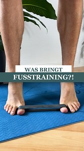 Fußtraining, also gezielte Übungen zur Stärkung und Mobilisierung der Füße, bietet zahlreiche positive Effekte. Hier sind fünf davon: 1️⃣Verbesserte Balance und Stabilität: Starke Fußmuskeln unterstützen das Gleichgewicht und die Stabilität des gesamten Körpers, was besonders wichtig ist, um Stürze zu vermeiden und eine aufrechte Haltung zu fördern. 2️⃣Schmerzlinderung und Prävention: Fußtraining kann Fußschmerzen wie Plantarfasziitis, Fersensporn oder schmerzende Fußgewölbe lindern oder sogar v