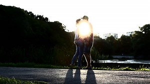 5 Langkah Bikin Ciuman Paling Berkesan