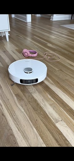 New favorite robot vacuum! 🤖 🧹 #smarthome #technology #robotvaccuum #cleaning