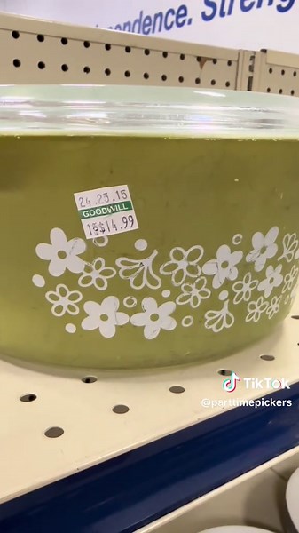 1972 PYREX SPRING BLOSSOM 475 at the thrifts. Would you pay this much? #parttimepickers #vintagesourcing #thriftwithkelly #vintagetravel #vintageglassware #vintagepyrex