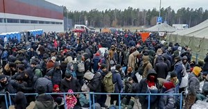 WorldView: UK sends engineers to Polish border; India repeals 3 farming laws