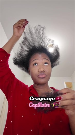 Petit craquage capillaire 😩✨ J’aimerais tellement porter mon afro fièrement… mais mes cheveux sont trop clairsemés, pas assez touffus, c’est la CATA 😭 Bref, team afro en galère, j’ai besoin de VOS tips pour plus de volume et de densité ! 👀💛 #afrohair #cheveuxnaturels #cheveuxafro #hairtok
