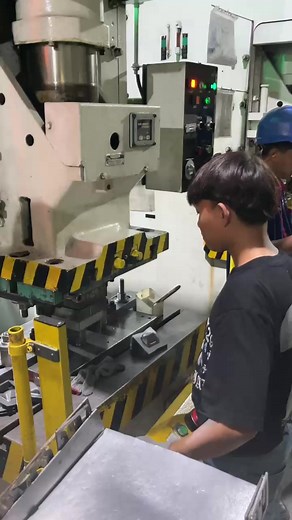 Operator Pabrik Stamping Produksi