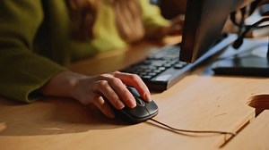 clip-3817120629-finger-pressing-computer-mouse-closeup-support-advisor