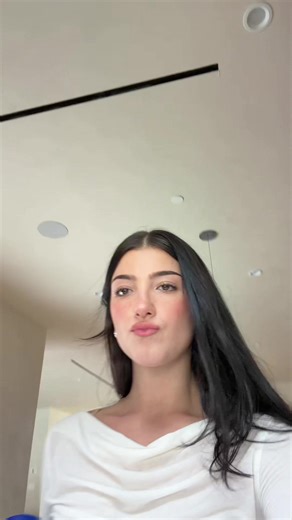 charli d’amelio (@charlidamelio)’s videos with original sound - 𝖙𝖊𝖊𝖏 🧟‍♀️