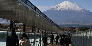 Japan’s Economy Shrinks for First Time in a Year