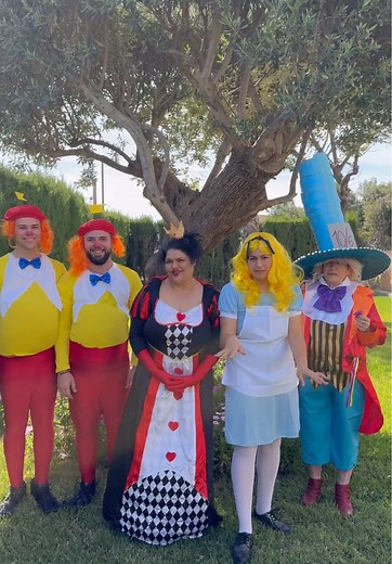 Esperansagrasia (@esperansagrasia) - Recordáis a los personajes de Alicia En El País De Las Maravillas?? Pues estos son ellos actualmente…😔😔