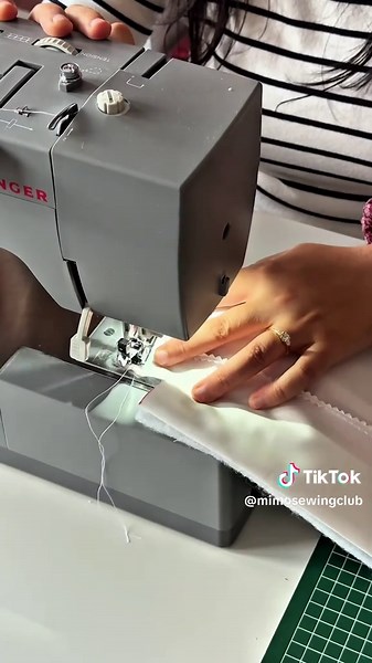 zipper pouch quick tutorial ✨ French seams method the pattern is a rectangle of 31cm x 16cm // 12.2in x 6.3in 2x batting (I used polyester fiberfill 100gsm) 2x outer 2x lining and another one of 17.5cm x 6x5 // 6.8in x 2.5in for the zipper tabs (cut only 1x outer!) you’ll need a zipper that is at least 31cm // 12.2in long (I like to use a slightly bigger one, then trim the sides closer to the end), always sew slowly and carefully when going over the zipper teeth, even if they’re plastic!!! these