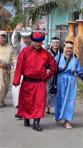 🇻🇳 Travel | Weather | News 🇻🇳 on Instagram: "“When in Rome, do as the Romans do. Even though our cultures are different, when he came to my home, every tradition was carried out properly and with respect. Both Mongolian and Vietnamese customs were honored. This was the first time one family married off a daughter, and the first time another family welcomed a bride, so everyone felt nervous and anxious.” — Shared by the bride ❤️🇻🇳🇲🇳 A wedding is not just about two people, but about respec