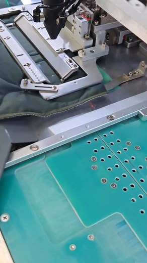 Sewing downjacket round zipper pocket.#automaticlockstitchtemplatesewingmachine #automaticsewingmachines#industrialsewingmachine #fullyautomaticsewingmachine #fdkauto #fdkkael #Manufacturerofautomaticsewingequipment #缝得快自动化#automaticbottomhemmingmachine #Automaticwaistbandinterlockmachine #Autobottomhemmingmachine #autocollarattachingmachine #multifunctionallaserweltingmachine #autoelasticattachinemachine #360RotatingTemplateSewingMachine #autoribcuffattachingmachine | Kael Chen