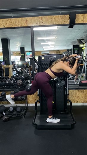 Glute kickback machine rep completas + rep pulses