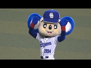 延長12回まで行われた試合に最後まで残ってくれたファンに心を込めて手を振るドアラ (2022/09/17)