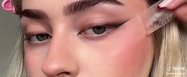 TAZO✨ (@makeup.byn) - Easy Smoky Eyeliner Makeup Tutorial for Beginners