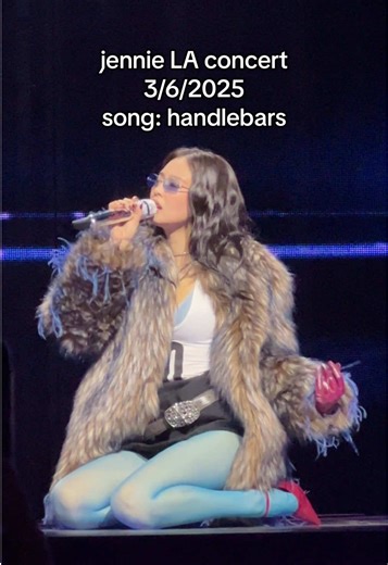 Jennie Performs 'Handlebars' Live at LA Concert