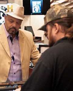 4.8M views · 115K reactions | Un hombre necesita dinero para participar en un concurso de barbacoa y le lleva a Chumlee para que le compre tres espadas samurais.  ¿Te gustó este video? Cuéntanos por qué abajo en comentarios. #ElPrecioDeLaHistoria | HISTORY | Facebook