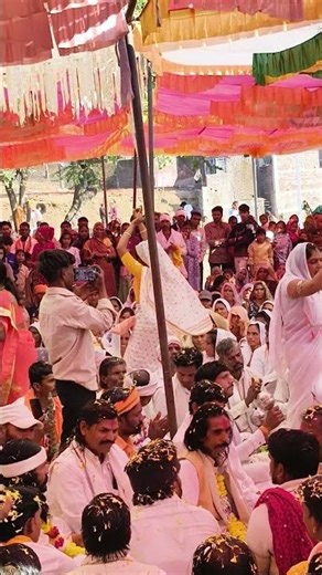 रमता आवे गुरुवा रमता आवे बामणिया धामों मा गुरुवा रमता आवे