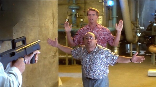 The final battle twins vs. criminals (full scene) - Arnold & Danny Devito - Twins