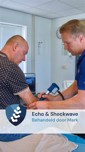 🔍 Echo, shockwave en manuele therapie in één behandeling. Dat is het voordeel van een praktijk met meerdere specialisaties onder één dak 💪 🎯 Bij deze patiënt begonnen we met een echografie om de belastbaarheid van de pees goed in beeld te krijgen. Wat zagen we? Een verstoorde peesstructuur met kalkafzetting. 👉 Daarom zijn we direct gestart met shockwave therapie om het herstelproces van de pees te stimuleren. Daarnaast zetten we manuele therapie in voor de verminderde beweeglijkheid van zijn