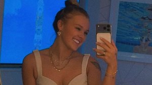 JoJo Siwa strips down to bikini & shows off figure in sexy mirror selfies