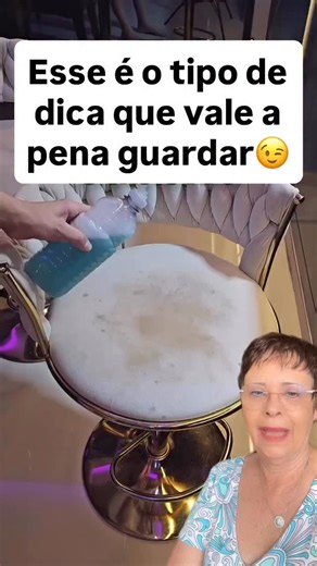 Luci Pacheco |Dicas on Instagram: "💧 Esse é o tipo de dica que vale a pena guardar! Para tirar aquelas manchas difíceis de estofados e rejuntes, essa misturinha caseira é simplesmente imbatível. Você só precisa de detergente, bicarbonato de sódio e um pouquinho de pasta de dente. Sim, aquele mesmo creme dental que você tem em casa! 🧴✨ Em uma tigela, misture duas colheres de detergente, uma colher generosa de bicarbonato e uma colher de pasta de dente. Acrescente um pouco de água morna e mexa a