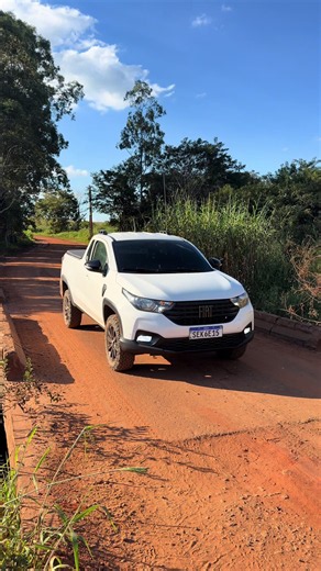 Camionetes brutas: Fiat Strada e Saveiro Cross em ação