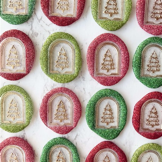 How cute are these glitter seals?! And in green and red?! In love! ❤️💚 This stamp is a part of my Better Than Black Friday Sale! Each order over $100 place today through Monday November 24 will receive one of these tree stamps! 🌲 Shop The Better Than Black Friday Collection: https://bgoodslettering.com/collections/better-than-black-friday-sale Shop Gift Sets & Bundles: https://bgoodslettering.com/collections/gift-sets-bundles #bgoodslettering #waxsealclub #waxsealmaking #waxseals