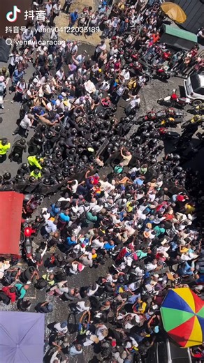 马杜罗被绑97天，委内瑞拉暴乱，多人冲击总统府全网都在炸锅，一场看似“稳赢”的操作，正在变成唐纳德·特朗普最大的麻烦。97天前，他亲手按下按钮，把尼古拉斯·马杜罗从总统位置上直接“拽”进美国监狱。那一刻，华盛顿以为一切已经结束——一个不听话的政权被拆掉，一个资源丰富的国家被拿下。可谁也没想到，真正的麻烦，才刚刚开始。短短三个月，委内瑞拉没有变得“更稳定”，反而彻底失控。街头到处是燃烧的轮胎、被砸碎的商店、愤怒的人群。最夸张的一幕，是大批民众直接冲向总统府，和军警正面对抗——这已经不是抗议，这是失控。为什么会走到这一步？答案其实很简单：有人把国家的命根子，直接送了出去。接任临时总统的罗德里格斯，一开始喊得很硬，说要对抗美国、救回马杜罗，结果三个月不到，态度来了个180度大转弯。她做的第一件事，就是把石油交出去。不是合作，是“托管”。委内瑞拉最值钱的东西是什么？石油。结果她直接把石油收入交到美国监管账户，相当于国家的钱袋子被别人拿走。紧接着，她又低价处理黄金储备，释放亲美政治人物，清洗军队里的反美力量，一步一步，把国家的控制权掏空。问题是，这些操作，没有一件是替普通人考虑的。资源被抽走，钱