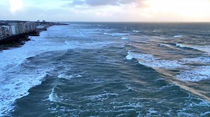 Les grandes marées aux Sables d’Olonne filmées par Kris ! Suivez son superbe travail sur ➡️ https://www.instagram.com/kris_travelnfly/ Les horaires des marées 2024 ➡️ https://www.calameo.com/read/0008075247fd5be2fb0a1 | Les Sables d'Olonne