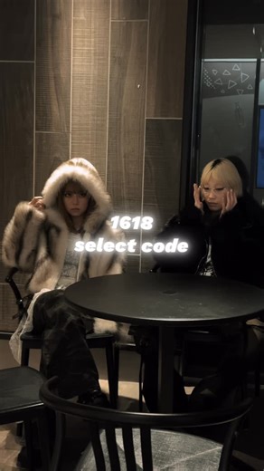 1618 広島PARCO店 on Instagram: "強い子しか似合わないって思ってた。 ファーって甘い？ギャルすぎ？ 正直、やりすぎに見える。 でも実際着ると、むしろ締まる。 ボリュームファーフード。 黒のファージャケットはタイトめで縦ライン強調。 レーストップス×クロスネックレスで ガーリーをちゃんと残す。 重めアウターに対して インナーはコンパクト。 このバランスが今っぽい。 夜の街でもブレない存在感。 盛れるのに、媚びない。 こういう“強可愛い”探してた人、多いはず。 1618 select code オンライン掲載中。 #ファージャケット #Y2Kコーデ #韓国ストリート #ギャルファッション #1618select"