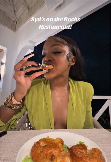 This is the PERFECT restaurant for your trip to Negril, I promise! 😋😆 Everything ateee @sydsontherocks #fyp #restaurant #jamaica