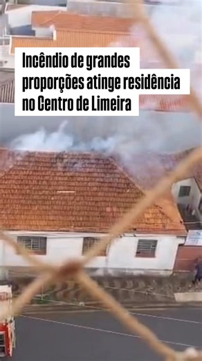 Notícia de Limeira on Instagram: "Incêndio de grandes proporções atinge residência no Centro de Limeira Não houve registro de feridos Um incêndio de grandes proporções atingiu uma residência localizada no cruzamento da Rua Deputado Otávio Lopes com a Rua Duque de Caxias, na região central de Limeira, na tarde desta segunda-feira (26). De acordo com as informações apuradas pelo Notícia de Limeira no local, o imóvel era ocupado por pessoas em situação de rua e, segundo moradores e comerciantes da