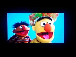 Escena de apertura de Elmo en el país de los gruñones (Cuenta hacia atrás con Epi y Blas)