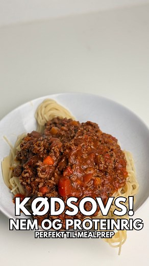 🥩💪 64g PROTEIN pr portion?! Jep – den her pasta kødsovs er både nem, hurtig og perfekt til mealprep, og hele retten indeholder kun 4 ingredienser😍🔥 På under 15 min har du en cremet, proteinbombe af en ret klar, og så kan der være mad de næste 4 dage – og den smager sygt godt! 🍝✨ Perfekt til dig der vil spise mere protein uden at stå i køkkenet i timevis 💯 👇 Vil du ha’ opskriften? Så like videoen og kommenter “kødsovs”, så sender jeg den direkte til dig! 🙌 | Saugmann Fitness