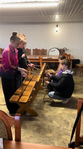 Hej!🚒 Wczoraj nasza zbiórka polegała na tym, że zapoznaliśmy się z pierwszymi trzema węzłami są to: węzeł wantowy węzeł ósemka podwójna węzeł płaski. Przydadzą się one do np. zawodów halowych. Na koniec zrobiliśmy mały konkurs kto szybciej zrobi wszystkie węzły🫡🚒#MDP #dc #OSP #straż