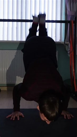 handstand clap push ups #calisthenics #skills #motivation #push #hspu