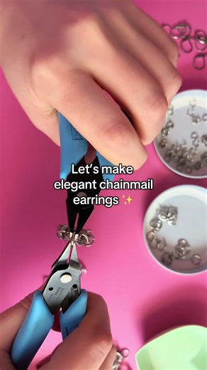 Can you tell I’m obsessed with this design? I rarely ever make duplicates of my pieces, but I had to see this in multiple different colors 😂 Also made some bracelets that turned out ridiculously cute, sharing those soon ✨ #chainmaille #handcrafted #jewelrymaking #jewelryartist #altjewelry