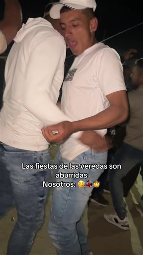 Los Muñecos Echando Pichingo: Fiesta y Diversión