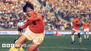 最高峰のサッカー選手、オランダのヨハン・クライフ氏死去 - BBCニュース