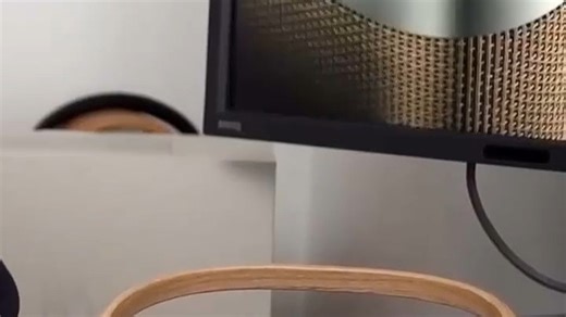 便携音响新品体验，震撼音质随身带，小巧设计轻松携带，畅享音乐无拘束，户外旅行好伴侣，沉浸式听感即刻开启。