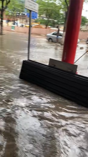 41K views · 963 reactions | Intensas chuvas inundam Maputo no início da tarde de sexta-feira. Um temporal atingiu a cidade de Maputo no princípio da tarde desta sexta-feira. As fortes chuvas causaram inundações em várias vias, complicando o trânsito e a circulação de pessoas e veículos no centro urbano. #dualtevisao #mocambiquetiktok #noticiasdehoje #Nampula #Inhambane #matola #maputocity #CaboDelgado #maputo #mocambique | Dual Televisão | Facebook
