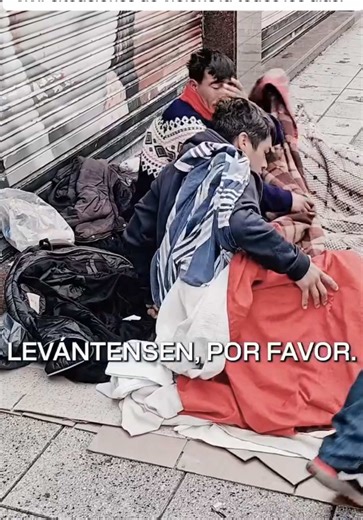 EN MAR DEL PLATA, LOS VECINOS DENUNC1AN Y NOSOTROS ACTUAMOS. Dormían en lugares donde no pueden estar, alteraban el orden y generaban m1ed0 entre vecinos y comerciantes que estaban cansados de vivir situaciones de violenc14 todos los días. Muchos ni siquiera son de Mar del Plata: vienen de afuera, acumulan antecedentes y causas por r0b0, y creen que pueden hacer lo que quieren. La Patrulla Municipal intervino tras denuncias de vecinos por amen4naz4s, disturbi0s y situaciones de violenc1a en la v
