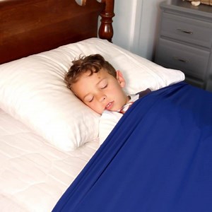 ❤️ Energetic Child? If your child’s bedtime routine feels like a battle every night that leaves you stressed, exhausted and sleepless... This Compression Blanket is for you! Get yours today for 50% off and FREE shipping ➡️ sensoryscout.com/cuddle-blanket | NeuroBrocc