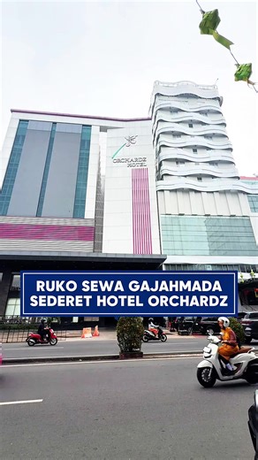 SEWA RUKO GAJAHMADA 😊🧧 Salah satu titik bisnis paling hidup di Pontianak: Jalan Gajah Mada. Kawasan yang dikenal sebagai pusat kuliner dan aktivitas usaha dari pagi sampai malam. Ruko ini berada langsung di area tersebut, cocok untuk berbagai jenis usaha yang butuh lokasi strategis dan dikenal orang. LT 7,2 x 30 m LB 7,2 x 15 m x 2 lantai 5 kamar tidur | 2 kamar mandi | PDAM | Hak Milik Sewa Rp235 Juta / Tahun Hubungi saya di Ruko Kite Pontianak #rukogajahmada #sewarukopontianak #rukopontianak