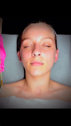 The gentle touch of these soft brushes send signals to your spinal cord and brain. 🧬 These signals travel along neural pathways to release neurochemicals that affect mood and stress levels. 📈 These soft brushes can help trigger hormones like oxytocin, dopamine and serotonin which help your mood and reduce anxiety. 🔬 Gentle touch is proven to help modulate the perception of pain, making this simple step beneficial for anyone suffering from chronic pain. 🧠 This is my favorite step in both the 