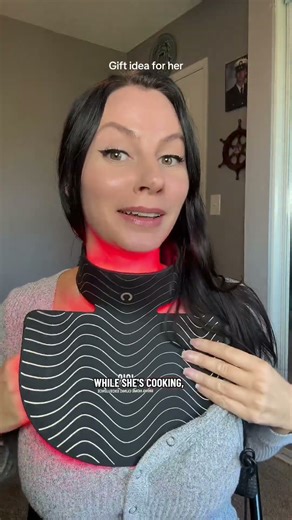 Men: This Red Light Therapy Neck Mask Is the Gift She’ll Actually Use