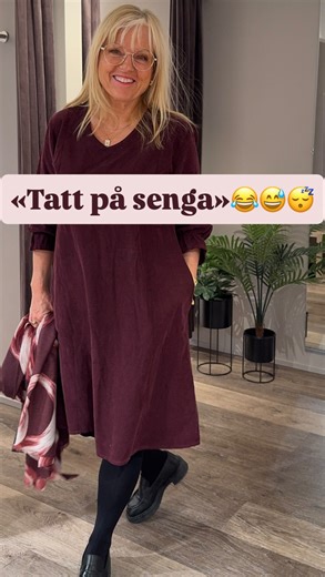 Herremin, ble rett og slett «tatt på senga her»😂😅 Hva er vel bedre enn en god, gammeldags middagslur på sofaen😴😴 Min kjære og jeg sover middagslur så ofte vi kan, bare såå deilig, og du .. jeg har lest at — en kort middagslur kan faktisk være veldig bra for helsa😃👍 Sover du middagslur?😴 Ønsker deg en nydelig lørdag🥰👋😃 . . . . . . . . . . . . #kjole #hverdagskjole #outfit #minmote #fornøyd #hverdagslykke #velkommen #lovefashion #inspiration #petit #dame #dameklær #nisjebutikk #elskerklæ