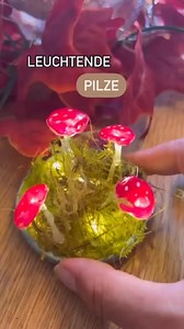 DIY: Leuchtende Pilze aus Heißkleber & Lichterkette!🍄🍄‍🟫 Du willst magische Stimmung in deinem Zuhause schaffen? Diese leuchtenden Pilze aus Heißkleber und LED-Lichterkette sind das perfekte DIY-Projekt! Mit ein bisschen Glitzer oder buntem Nagellack bringst du noch mehr Zauber in dein Zuhause! So einfach geht’s: Backpapier auslegen - der perfekte Untergrund, da sich der Heißkleber später leicht ablösen lässt. 2 Pilzstiele biegen - Forme kleine Stiele aus dem LED-Draht, sodass oben immer eine